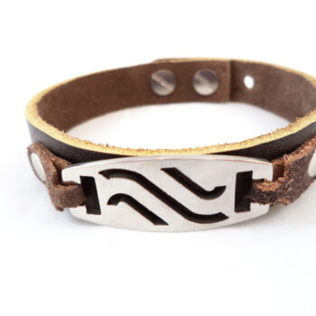 دستبند چرمی اصل استیل 316 نقره ای رنگ طرح موج چرم قهوه ای رنگ