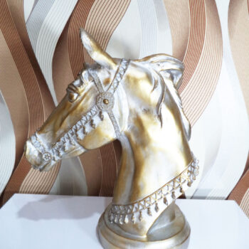مجسمه کله اسب طلایی رنگ