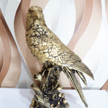 مجسمه عقاب طلایی رنگ