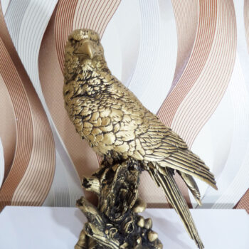 مجسمه عقاب طلایی رنگ